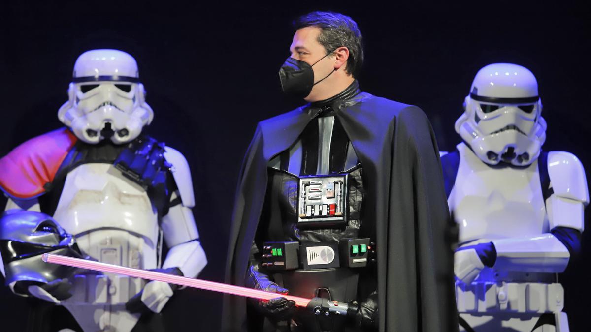 El alcalde de Córdoba, José María Bellido, ayer sábado, en la final del Concurso del Carnaval.