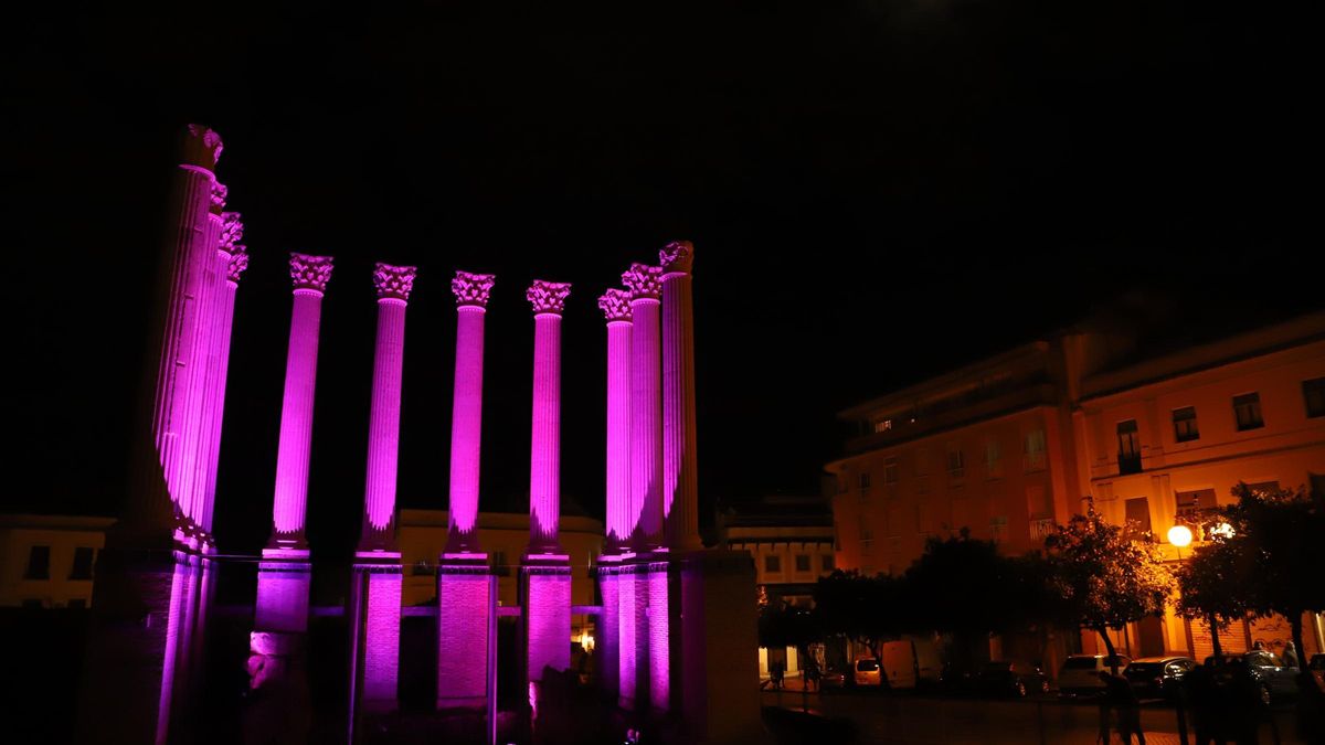 Iluminación de uno de los monumentos históricos romanos de Córdoba.