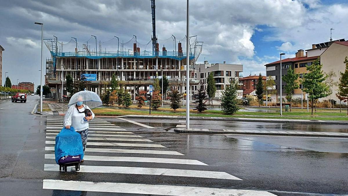 Zona de Santa Isabel, en Lugones, con una nueva promoción de viviendas en construcción al fondo. | P. Tamargo