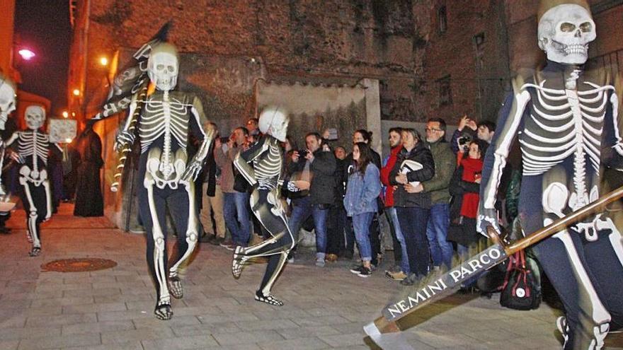 Imatge d&#039;arxiu de la Dansa de la Mort als carrers de Verges.