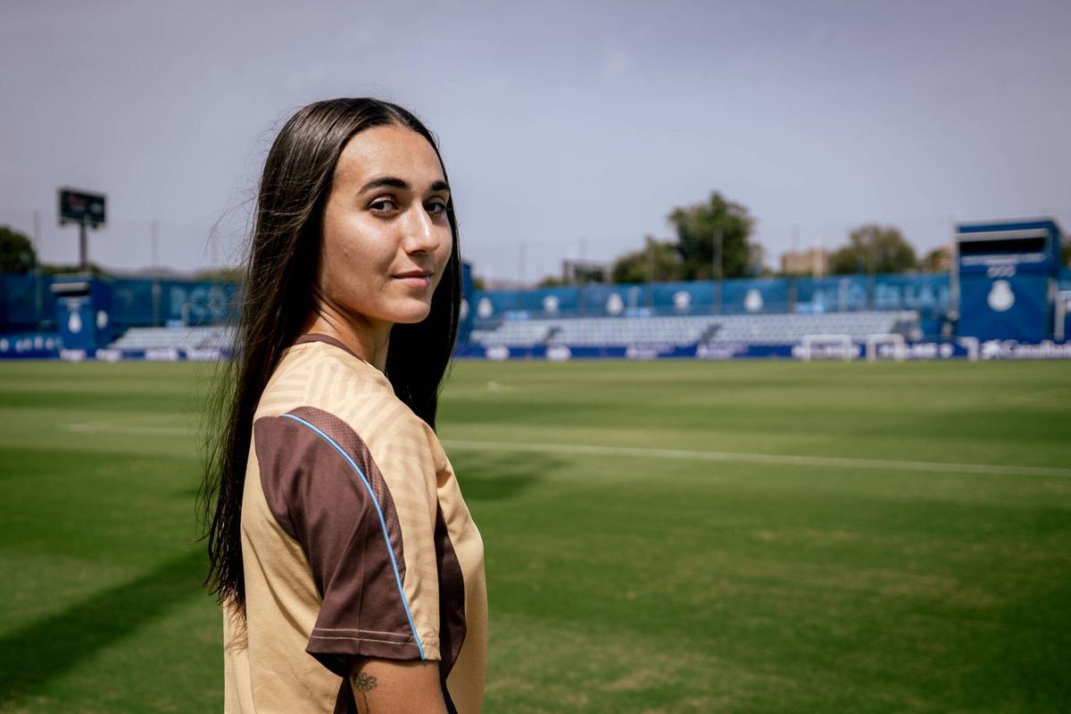 Barcelona 26/08/2026 Deportes. Ona Baradad,jugadora del Espanyol,en la Ciutat Esportiva Dani Jarque tras la entrevista con El Periódico. AUTOR: JORDI OTIX