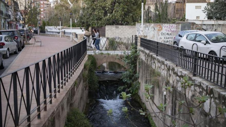 El Riu Sants a su paso por el núcleo urbano de Canals, en una imagen de marzo. | PERALES IBORRA