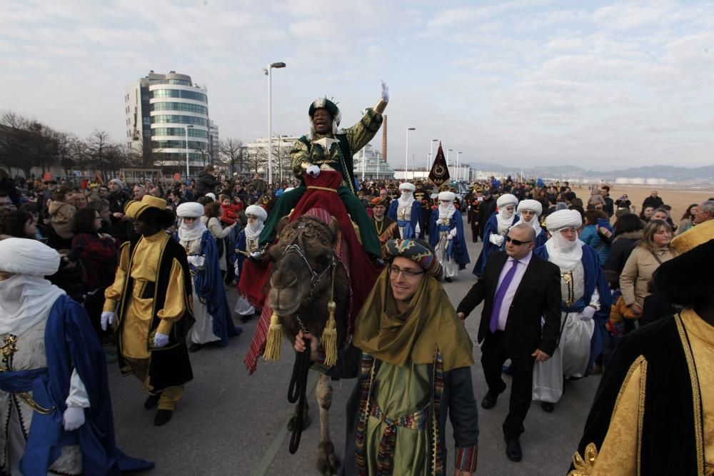 Una multitud recibe a los Reyes Magos en Gijón.