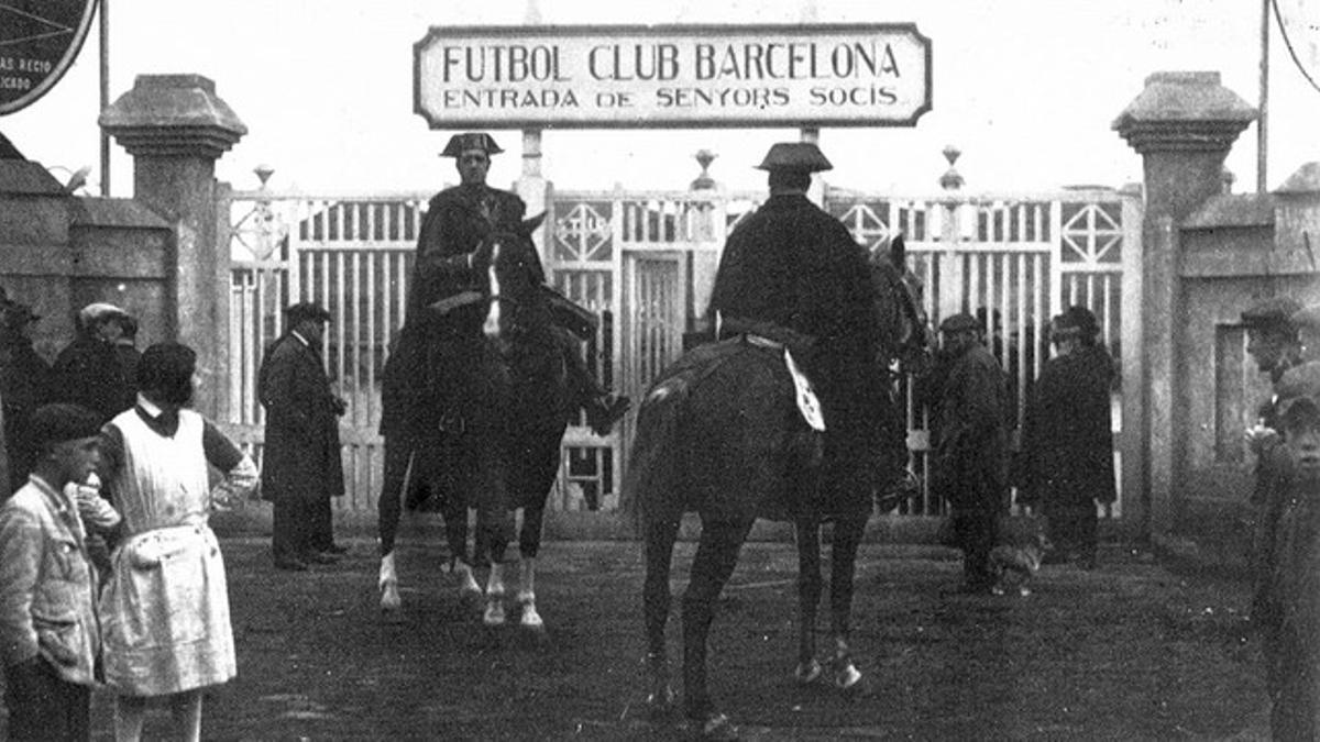 marcosllibros   guardia civil a caballo delante de las pu150527211055