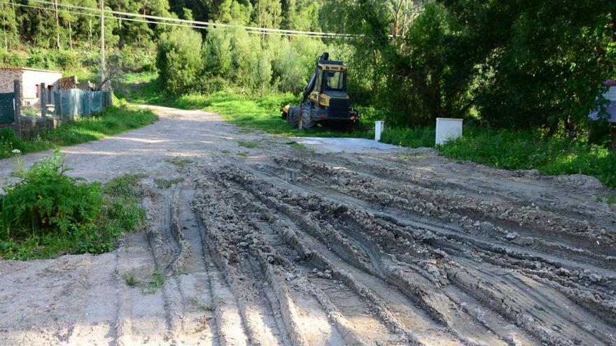 Acceso desde la PO-315 al área de autocaravanas, con el punto de servicio a la derecha.