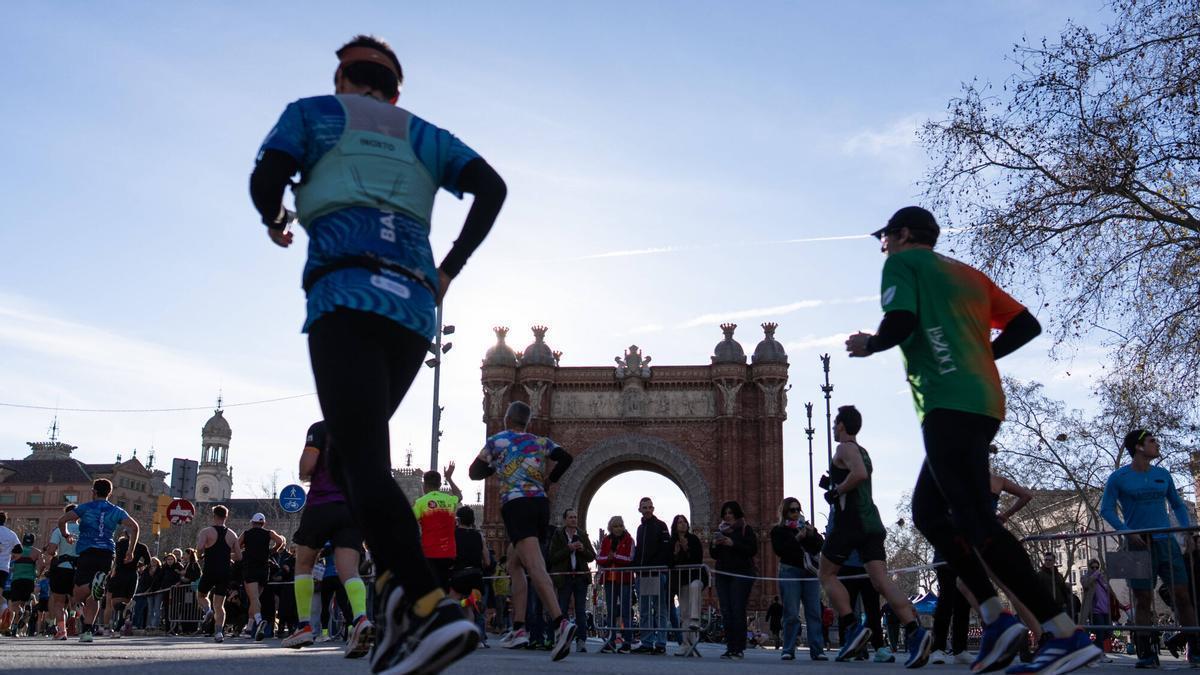 Una Mitja Marató de Barcelona con más participación que nunca llena las calles de corredores