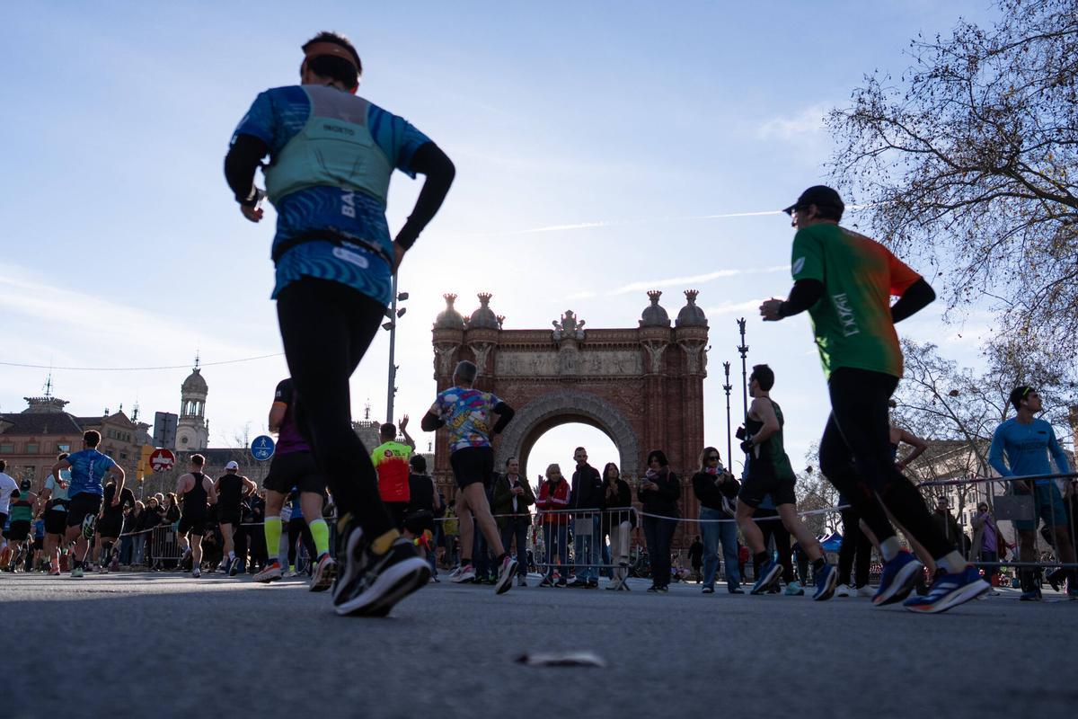 Los corredores pasan por delante del Arc de Triomf.