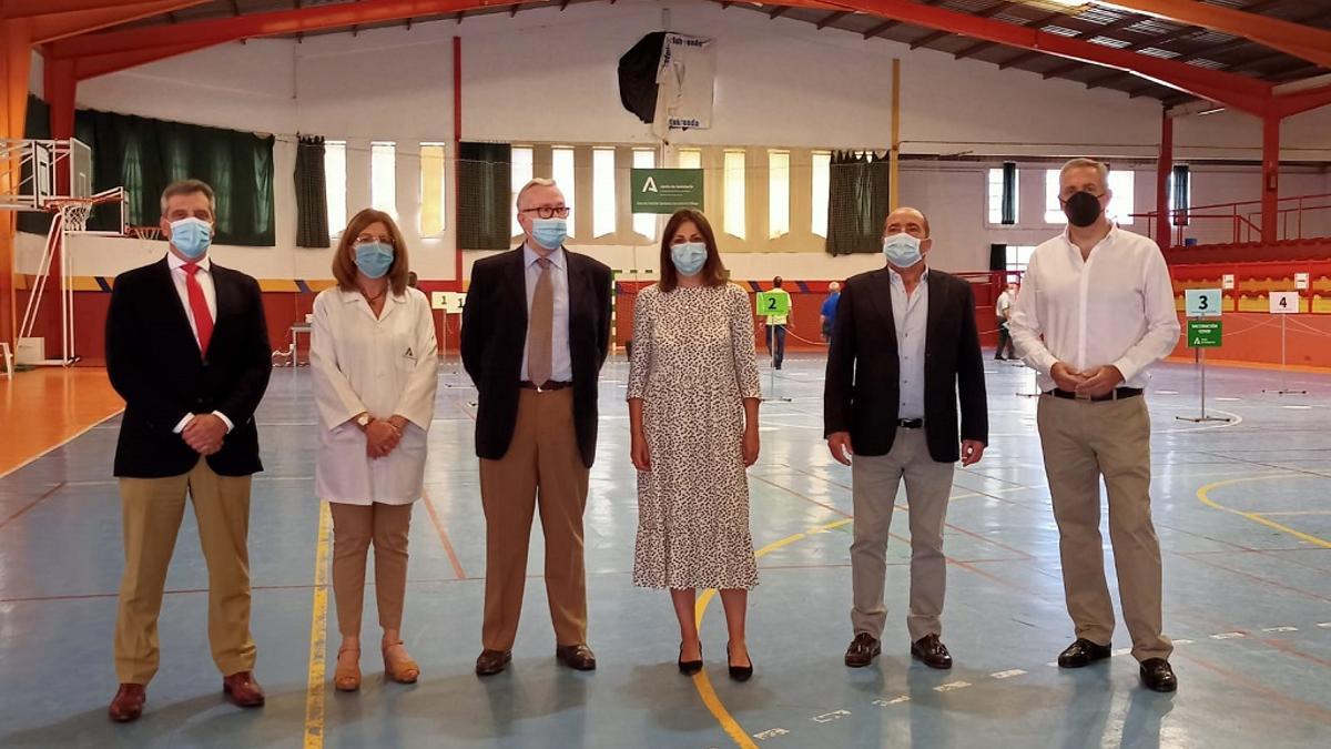 La alcaldesa Maripaz Fernández visita las instalaciones del polideportivo El Fuerte.