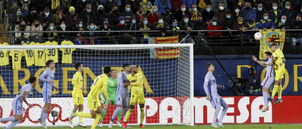 Los jugadores del Villarreal no pudieron lograr la victoria ante el Barcelona.