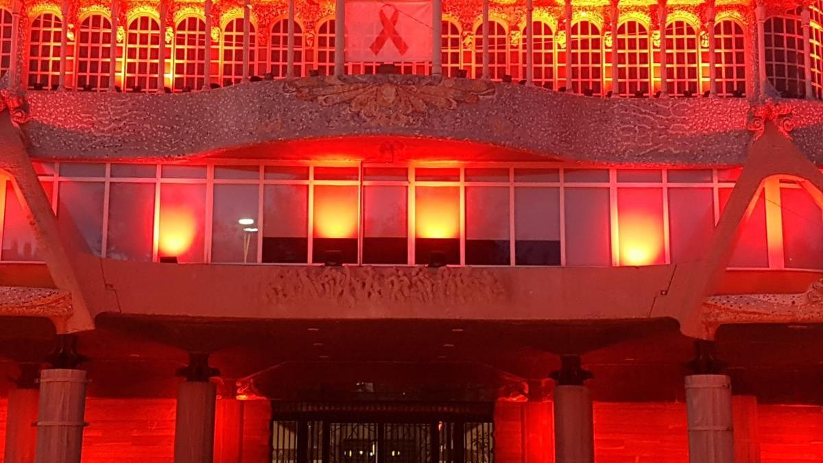 La Asamblea Regional se tiñe de rojo en solidaridad con los afectados de Sida