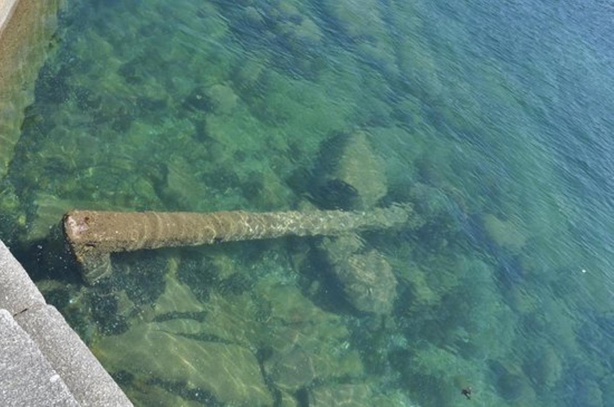 Restos de los anclajes de la cadena con la que antaño se cerraba la ría