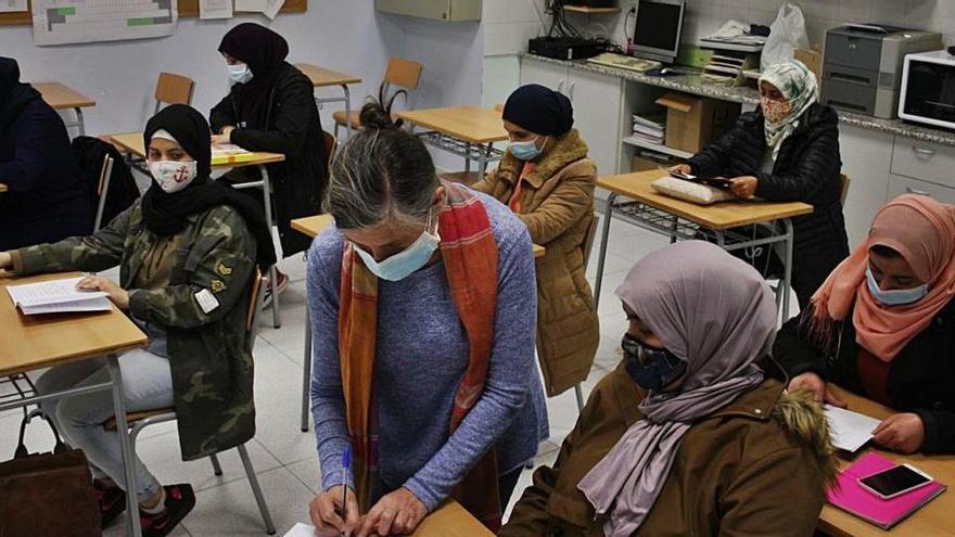 Classe de català a alumnes magrebines a l&#039;Escola d&#039;Adults de Manresa