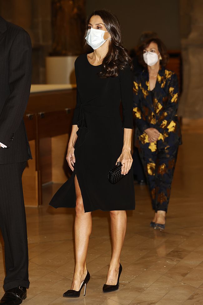 Letizia Ortiz con vestido negro de Armani en el premio Francisco Cerecedo