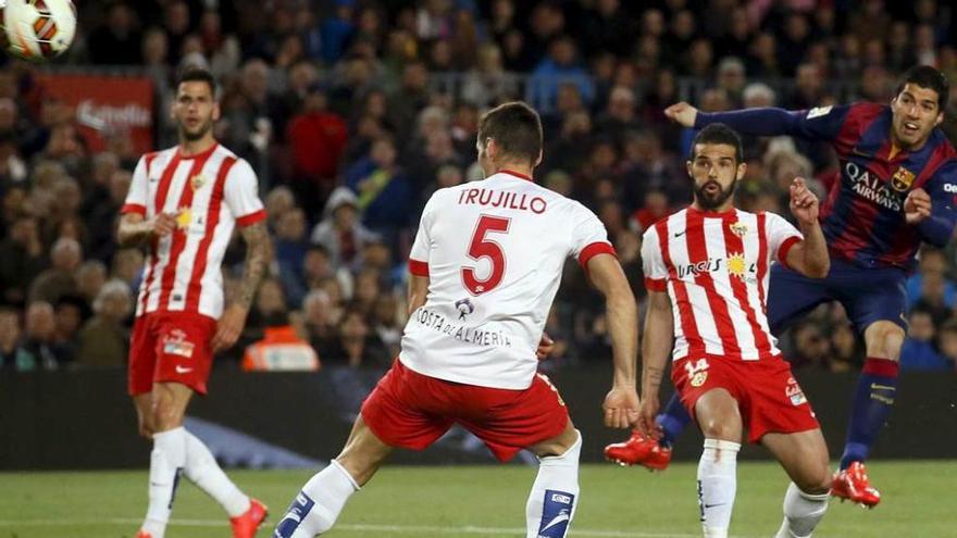 Luis Suárez chuta a puerta ante tres defensas del Almería en el partido de la temporada pasada.