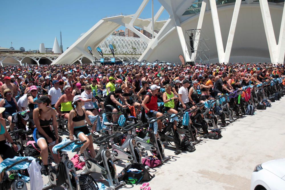 Récord mundial de personas en bicis estáticas en la Ciudad de las Ciencias