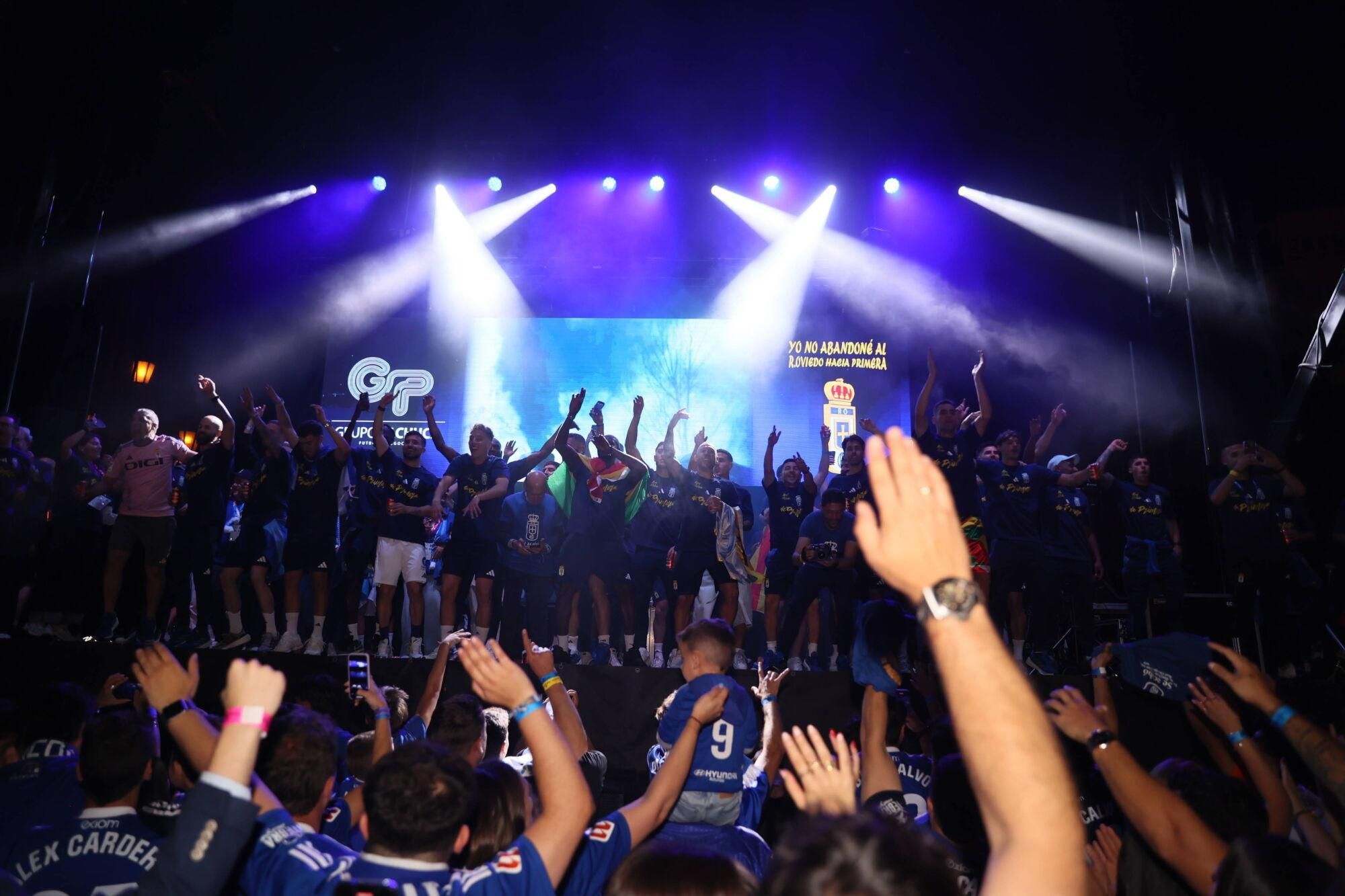 Así se celebró el ascenso del Oviedo a Primera: la afición estalla en una noche histórica