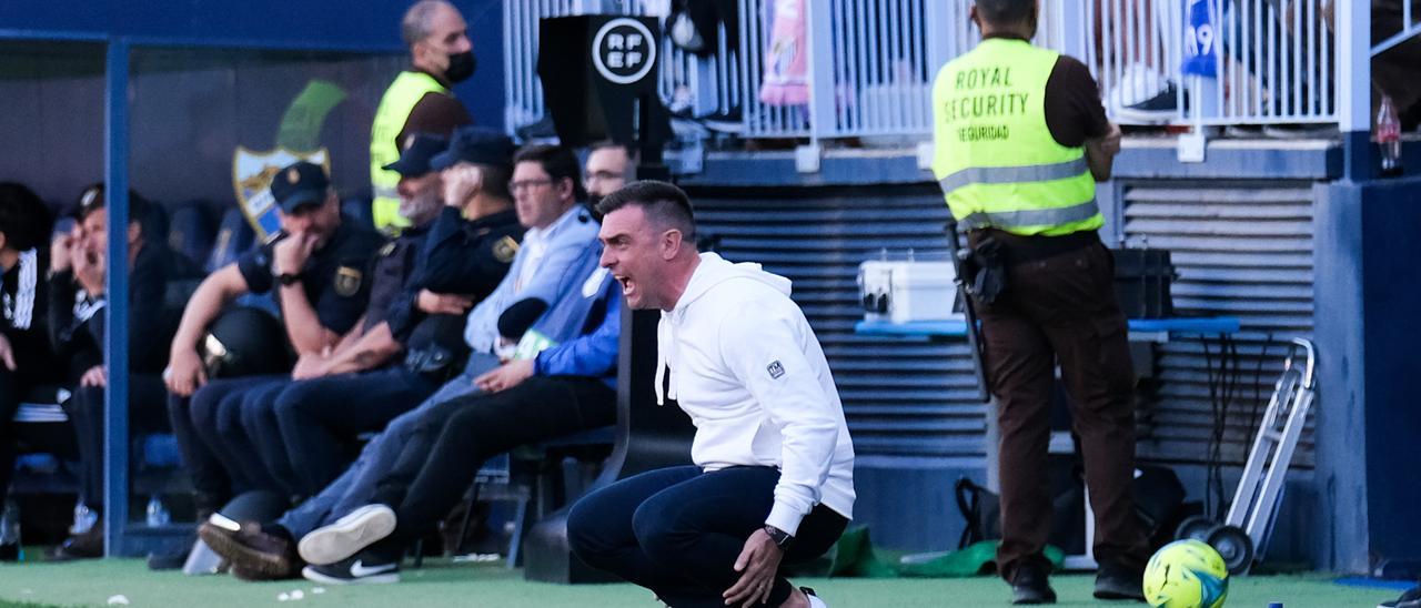 Pablo Guede, durante el partido en La Rosaleda frente al Oviedo.