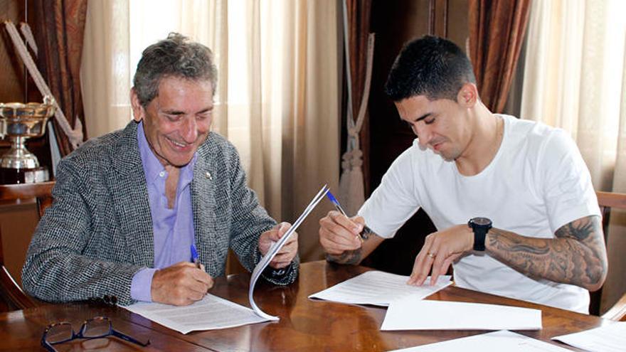 Pablo Hernández y Carlos Mouriño firman el contrato // Celta