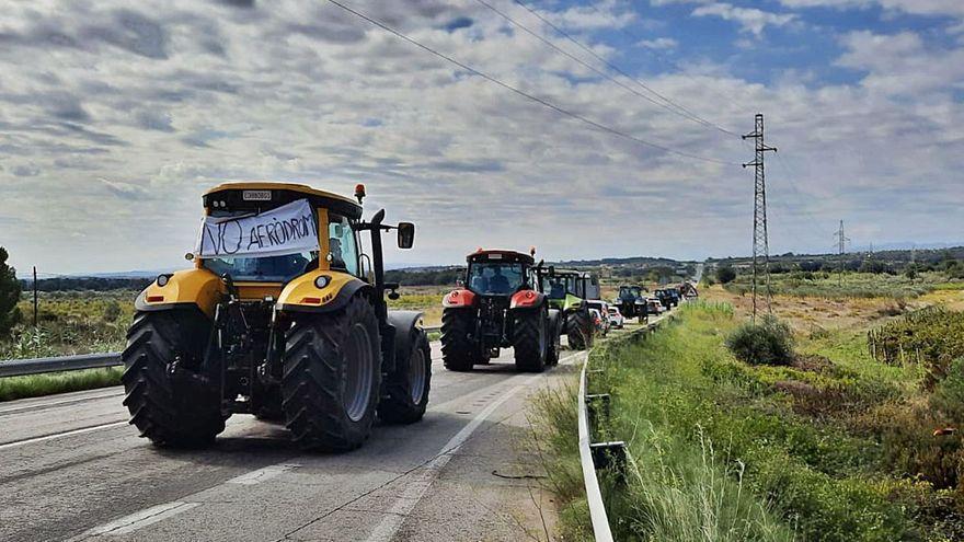 La tractorada organitzada per a protestar contra l&#039;aeròdrom, en una imatge d&#039;arxiu.