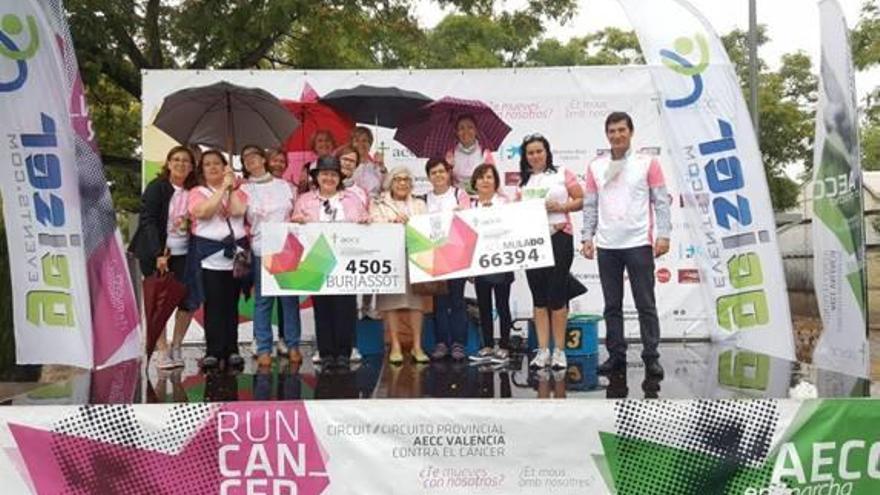 Cerca de un millar de corredores participan en la carrera contra el cáncer