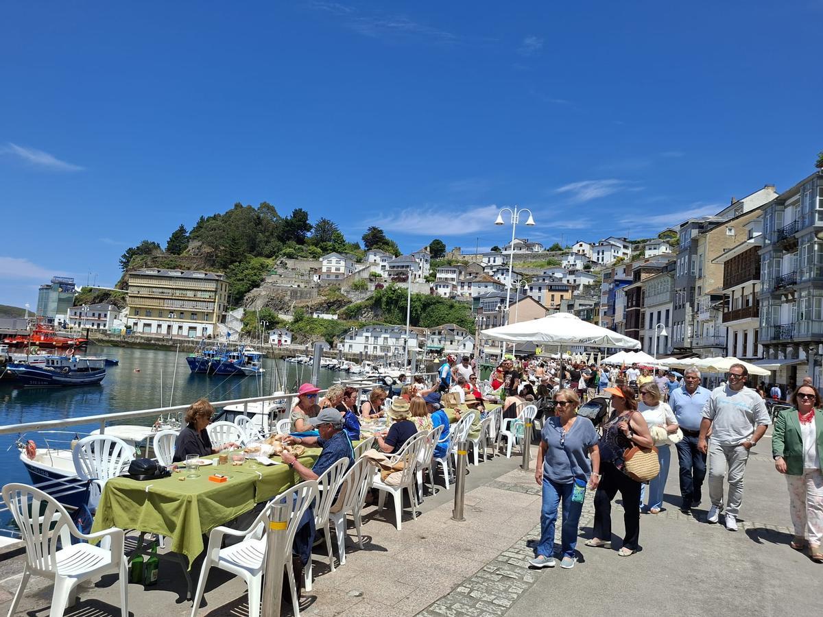 En imágenes: el muelle de Luarca es un hervidero para celebrar su comida en la calle
