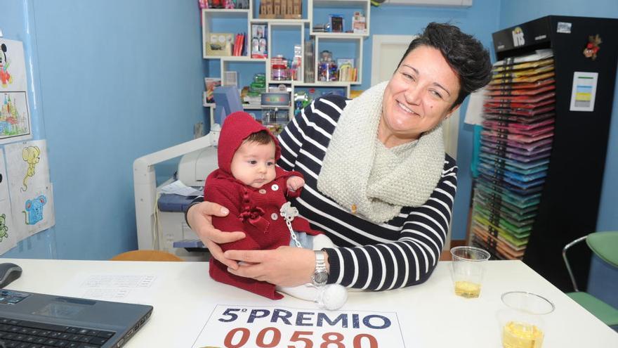 En Alhama, la vendedora celebró que había vendido el número con el bebé de una clienta habitual.