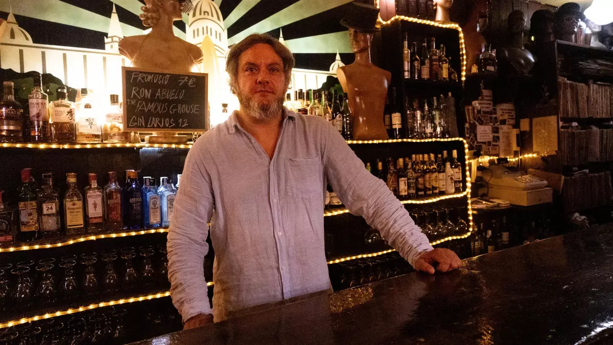 El Musical Maria cumple 45 años pinchando rock en Gràcia: "Ser el último de una especie no es motivo de alegría"