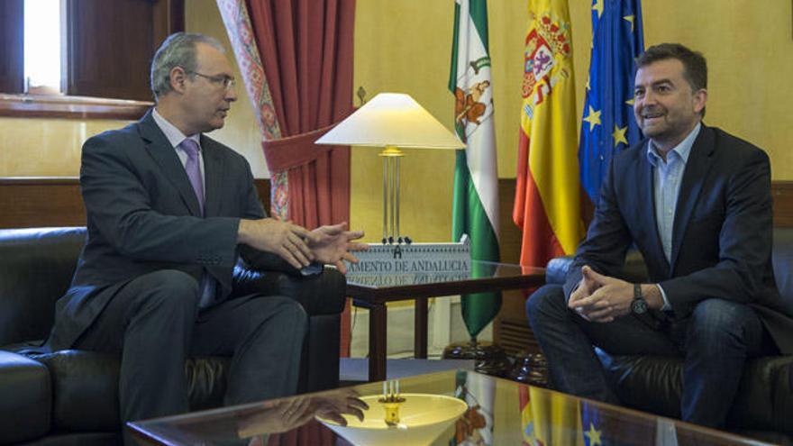 Antonio Maíllo reunido en el presidente de la Cámara andaluza.