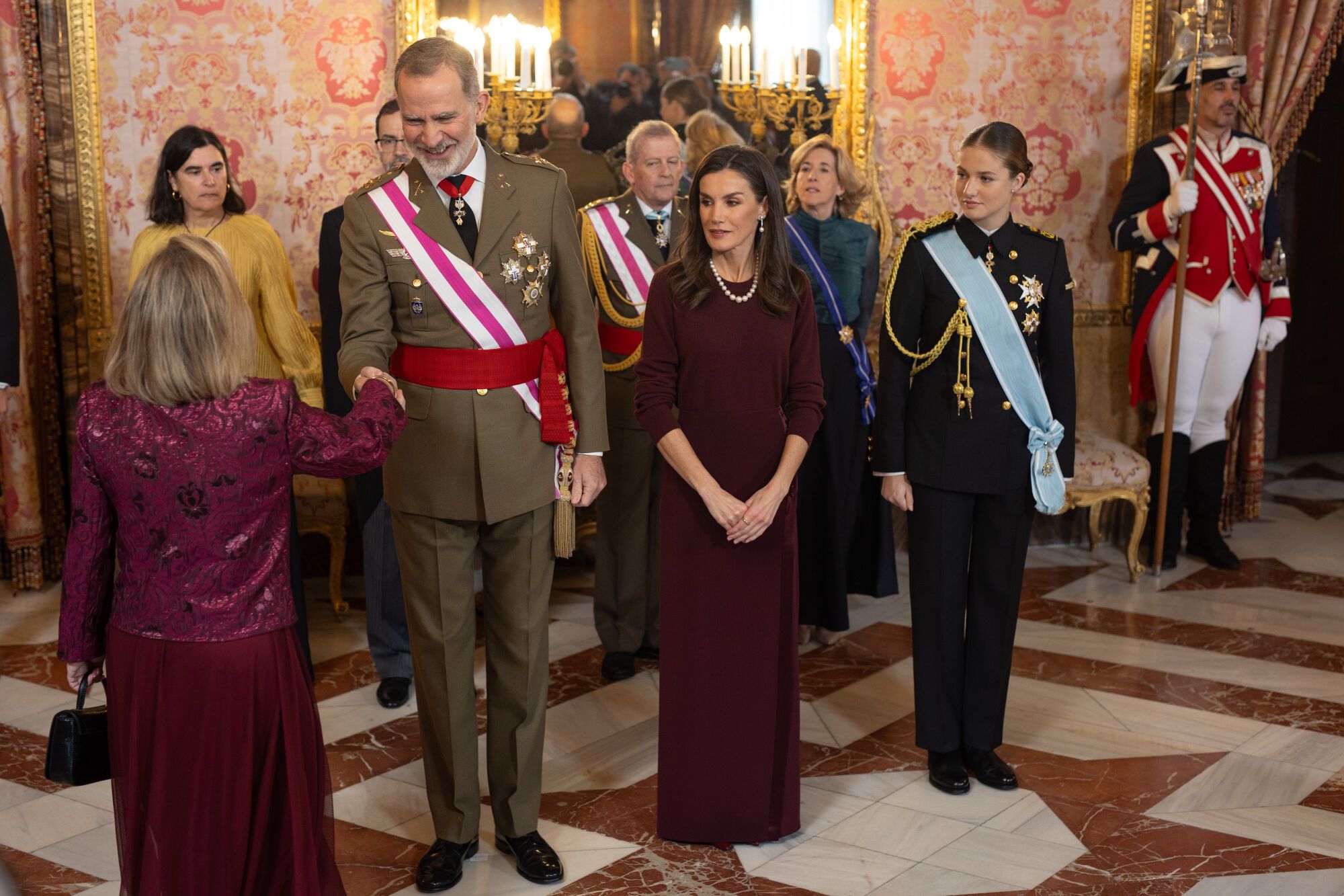 El Rey Felipe VI, la Reina Letizia y la Princesa Leonor, durante la Pascua Militar, en el Palacio Real, a 6 de enero de 2025, en Madrid (España). La Pascua Militar es una ceremonia que celebra la recuperación de la localidad menorquina de Mahón el 6 de enero de 1782, que se encontraba en poder de los ingleses, durante la cual se realiza un balance de las vicisitudes del año anterior y se marcan las líneas de acción que se desarrollarán en el siguiente. Durante el acto, se rinden honores mediante el himno nacional y una salva de 21 cañonazos, y el Rey Felipe VI pasa revista. Posteriormente, se realiza la imposición de condecoraciones militares a aquellos civiles y miembros de las Fuerzas Armadas que se han hecho acreedores de ellas durante el año vencido. 06 ENERO 2025 Alejandro Martínez Vélez / Europa Press 06/01/2025. Alejandro Martínez Vélez;