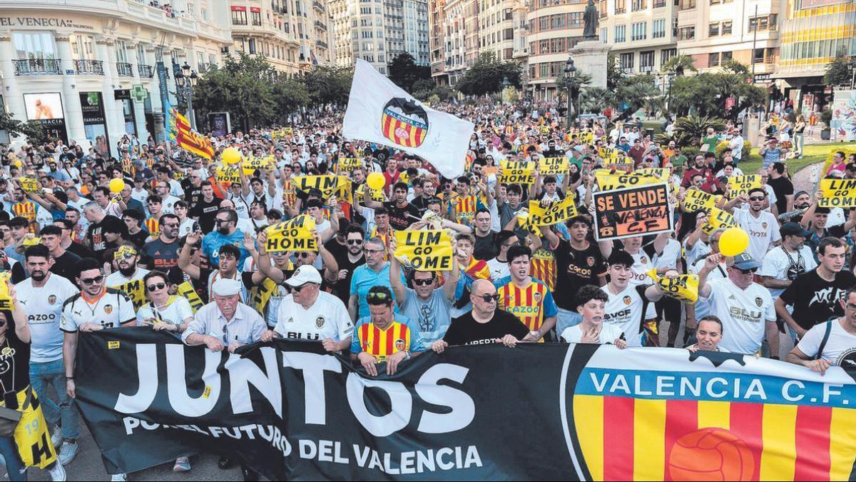 Manifestación para pedir la salida del club de Peter Lim.