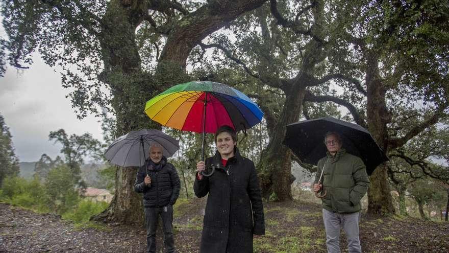 La alcaldesa Ánxela Fernández, el edil Carlos Villanueva (Patrimonio) y Xosé Carlos Gándara. // C. O Rosal