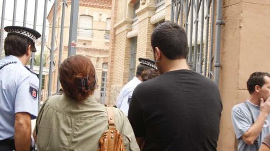 Agentes de la Policía Local de Murcia custodiaban ayer las puertas del recinto para impedir la entrada de padres y madres.