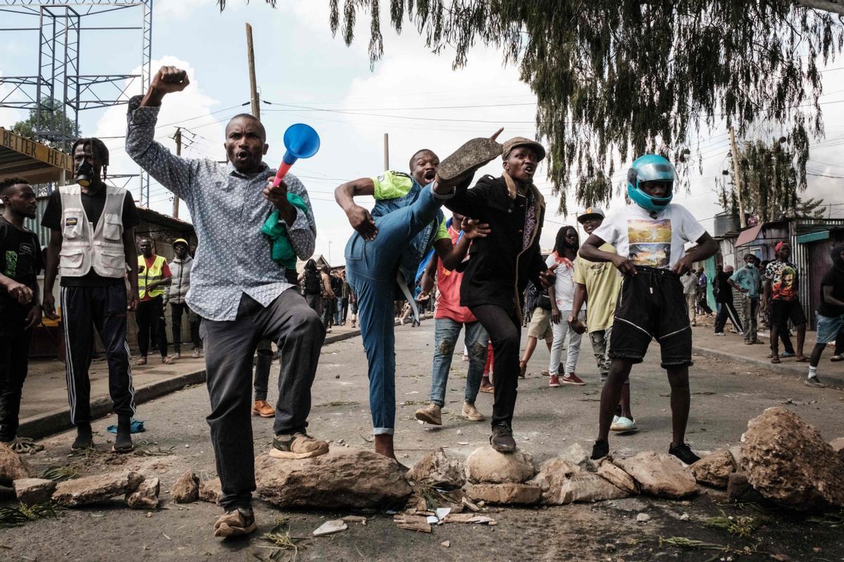 Protesta masiva convocada por el líder de la oposición Raila Odinga, afirma que le robaron las últimas elecciones presidenciales de Kenia y culpa al gobierno por el aumento del costo de vida en Nairobi.