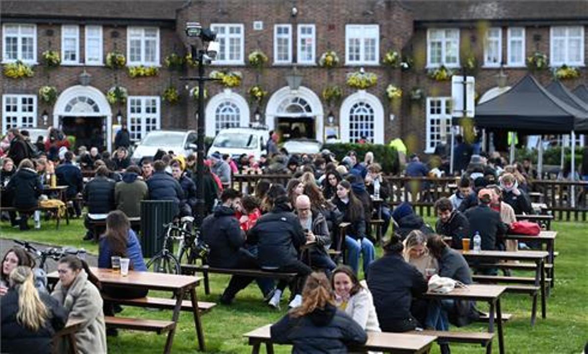 La terraza de un pub londinense, abarrotada.