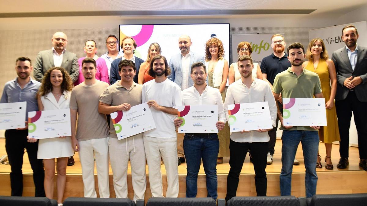 El director general del INFO, Joaquín Gómez, junto a los galardonados con el premio ‘Emprendedor del Mes’ del primer semestre de 2025.