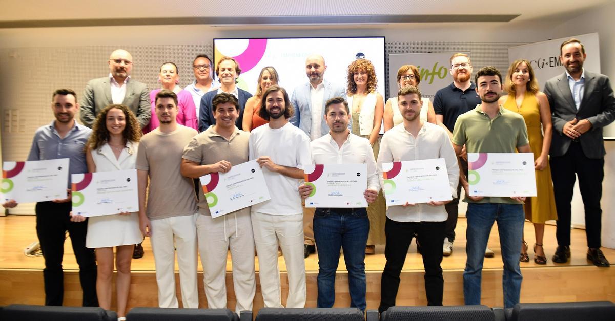 El director general del INFO, Joaquín Gómez, junto a los galardonados con el premio ‘Emprendedor del Mes’ del primer semestre de 2025.