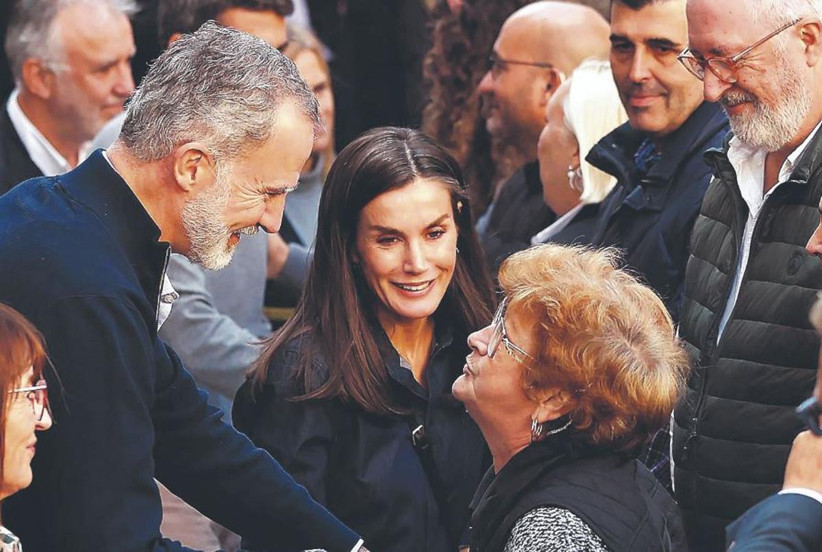 Afectados por la DANA agradecen a los Reyes la visita a la zona afectada, en Chiva, el 19 de noviembre.