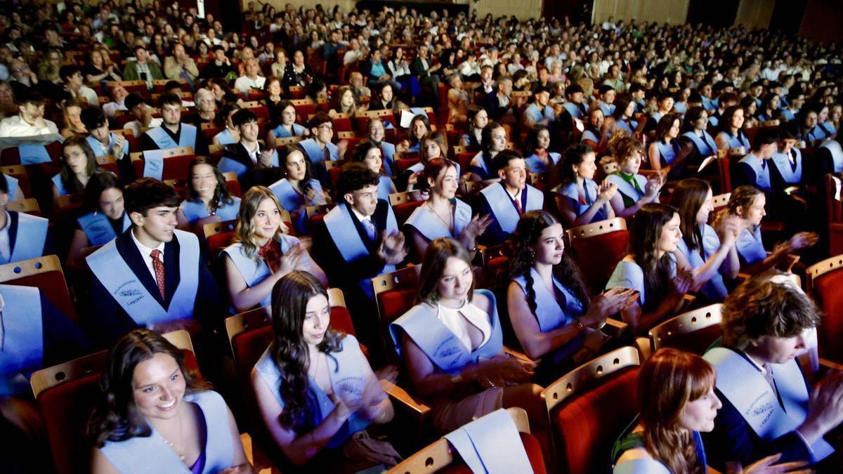 Alumnos, durante el acto de graduación.