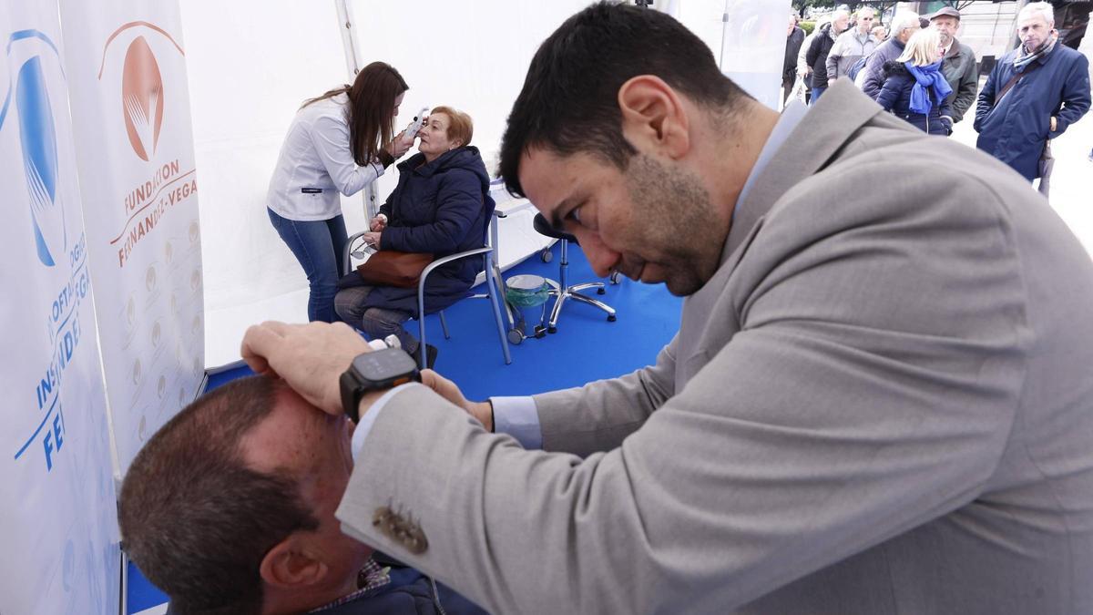 Revisión ocular a un paciente.