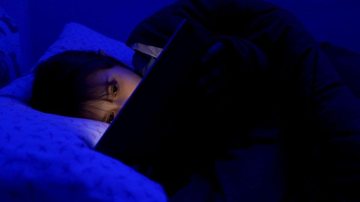 El uso de pantallas puede retrasar el sueño.
