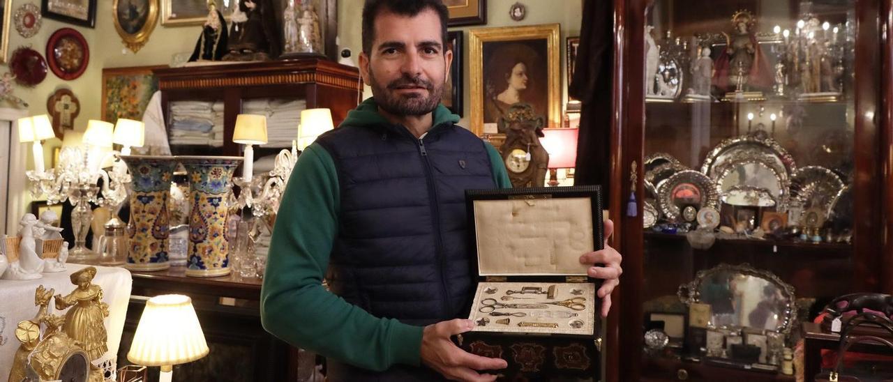 El anticuario Paco Cano, en La Casa del Cardenal, con un costurero de 150 años con incrustaciones de carey procedente de un palacio de Sevilla.