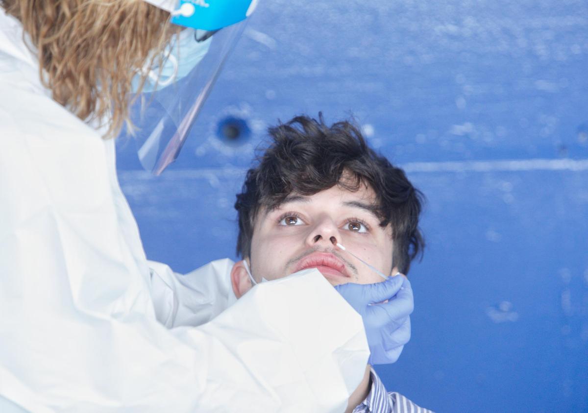 Un joven se somete a una PCR.
