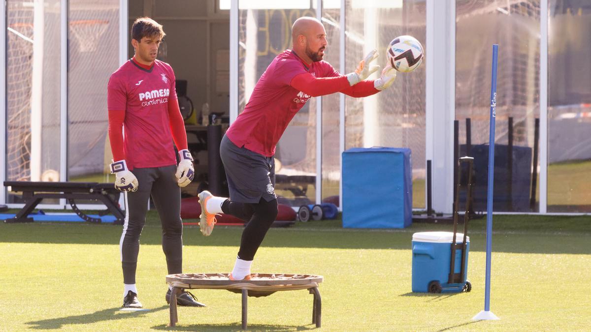 Pepe Reina junto a Iker Álvarez durante su segundo entrenamiento tras su regreso al Villarreal.