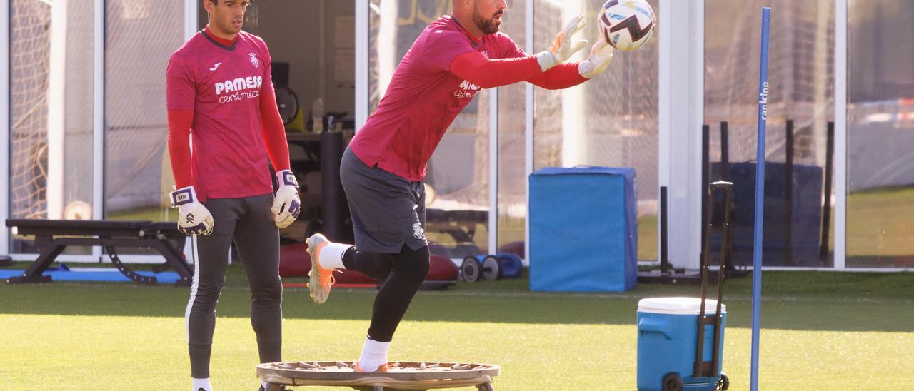 Pepe Reina junto a Iker Álvarez durante su segundo entrenamiento tras su regreso al Villarreal.