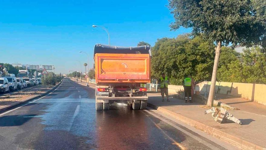 Caos en la carretera de Sóller al verter un camión todo su combustible sobre el asfalto