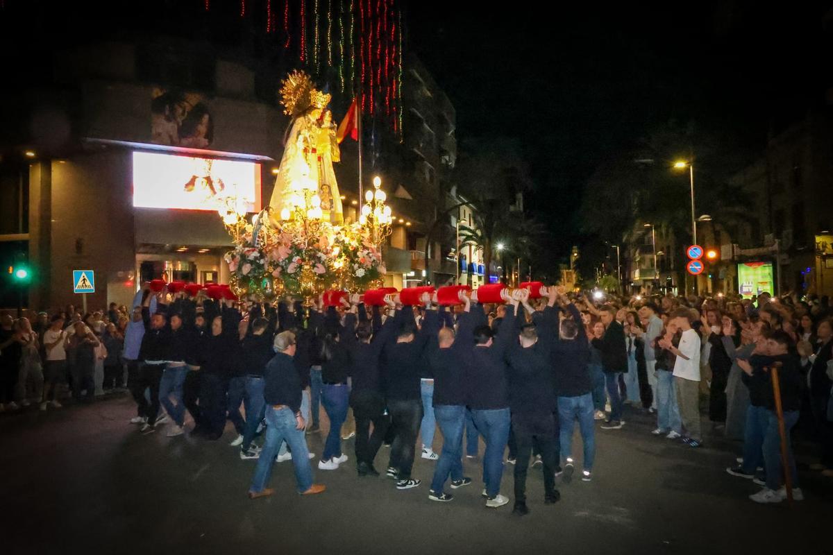 El traslado de la imagen frente al Ayuntamiento deTorrent.