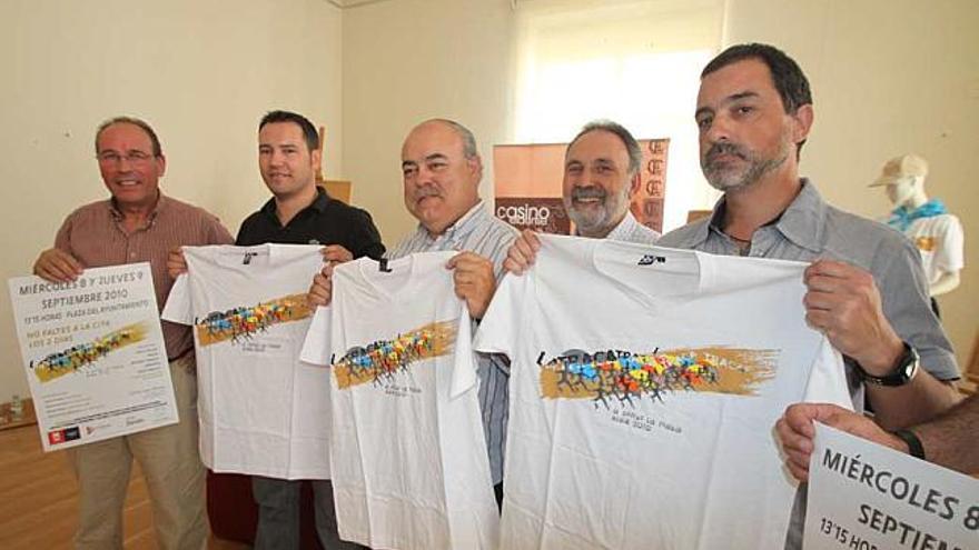 El autor de la camiseta, a la derecha, durante la presentación de la Traca 2010.