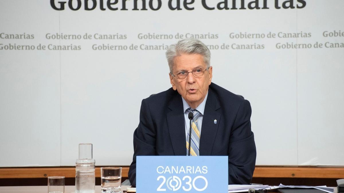 El consejero de Administraciones Públicas y portavoz del Gobierno canario, Julio Pérez, comparece en la rueda de prensa posterior al Consejo de Gobierno.