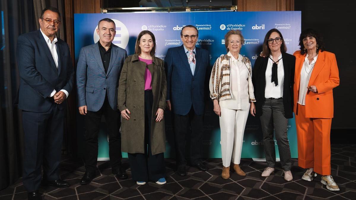 De izquierda a derecha: Albert Sáez, director de El Periódico, Lorenzo Silva, escritor; Marta Rivera de la Cruz, consejera de Cultura de la Comunidad de Madrid; Javier Moll, presidente de Prensa Iberica; Arantza Sarasola, vicepresidenta de Prensa Iberica; Gemma Robles, directora de El Periódico de España; Rosa Montero, escritora.