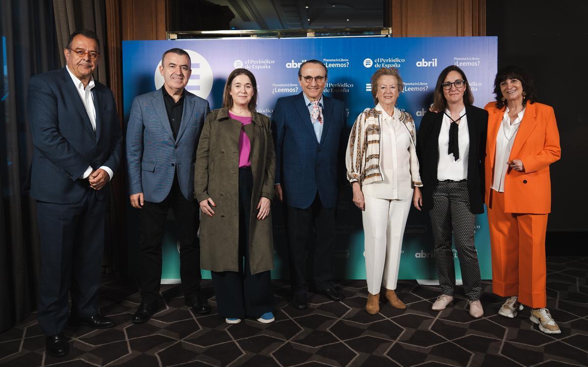 De izquierda a derecha: Albert Sáez, director de El Periódico, Lorenzo Silva, escritor; Marta Rivera de la Cruz, consejera de Cultura de la Comunidad de Madrid; Javier Moll, presidente de Prensa Iberica; Arantza Sarasola, vicepresidenta de Prensa Iberica; Gemma Robles, directora de El Periódico de España; Rosa Montero, escritora.